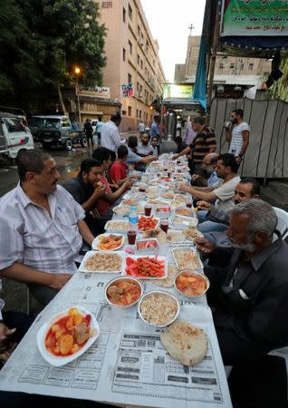 Muslims eat meals prepared by Coptic Christians during Ramadan in Cairo, Egypt June 18, 2017. Picture taken June 18, 2017. REUTERS/Mohamed Abd El Ghany