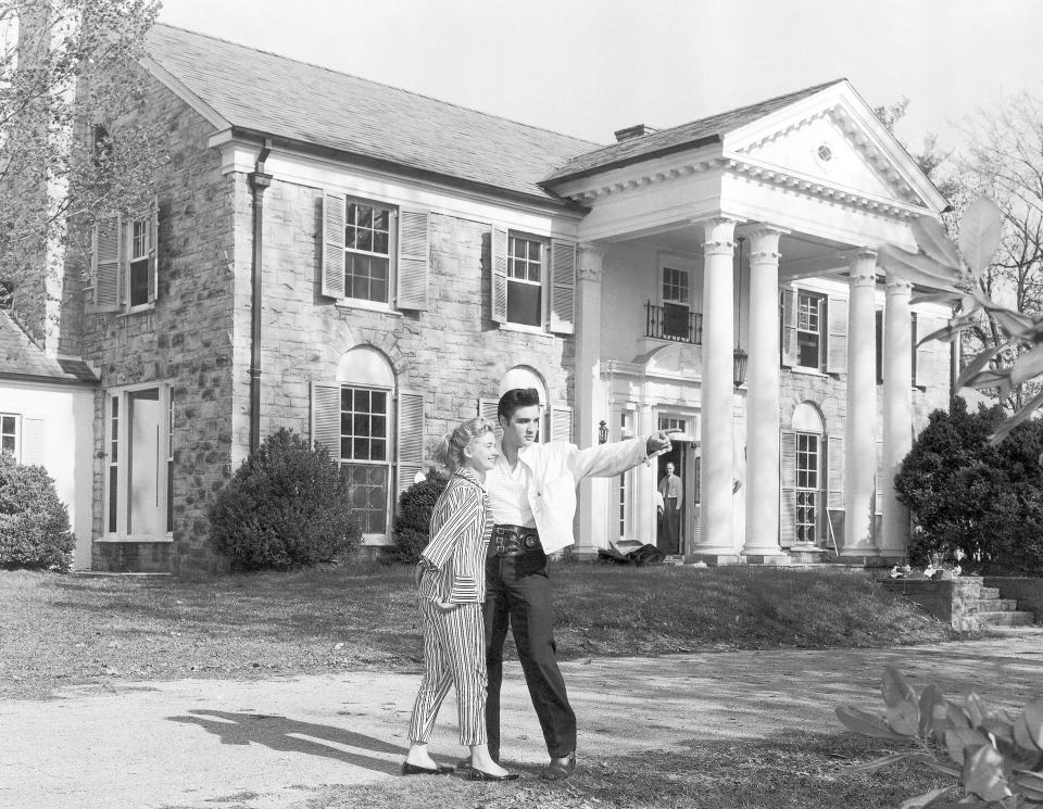 ARCHIVO - Elvis Presley con su novia, Yvonne Lime, en la casa de Presley, Graceland, en Memphis, Tennessee, cerca de 1957. (Foto AP, archivo)