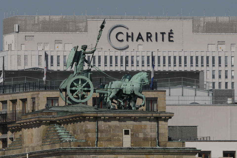 Esta fotografía muestra la cuadriga de la Puerta de Brandenburgo de Alemania frente al edificio del hospital Charite, donde se encuentra el líder opositor ruso Alexei Navalny, en Berlín, el lunes 14 de septiembre de 2020. (AP Foto/Markus Schreiber)