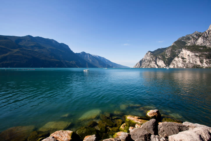 Lago de Garda, Italia: Garda es el lago más grande del país y uno de los lugares de vacaciones más popular entre los italianos. La costa sur es el hogar de pueblos turísticos de aguas termales, con villas de color pastel y hoteles de techo de barro. La parte septentrional del lago es alargada y estrecha. Está rodeada de montañas y bellos paisajes. Lago de Garda se encuentra a medio camino entre Milán y Venecia. (Texto: El Universal. Foto: Thinkstock)