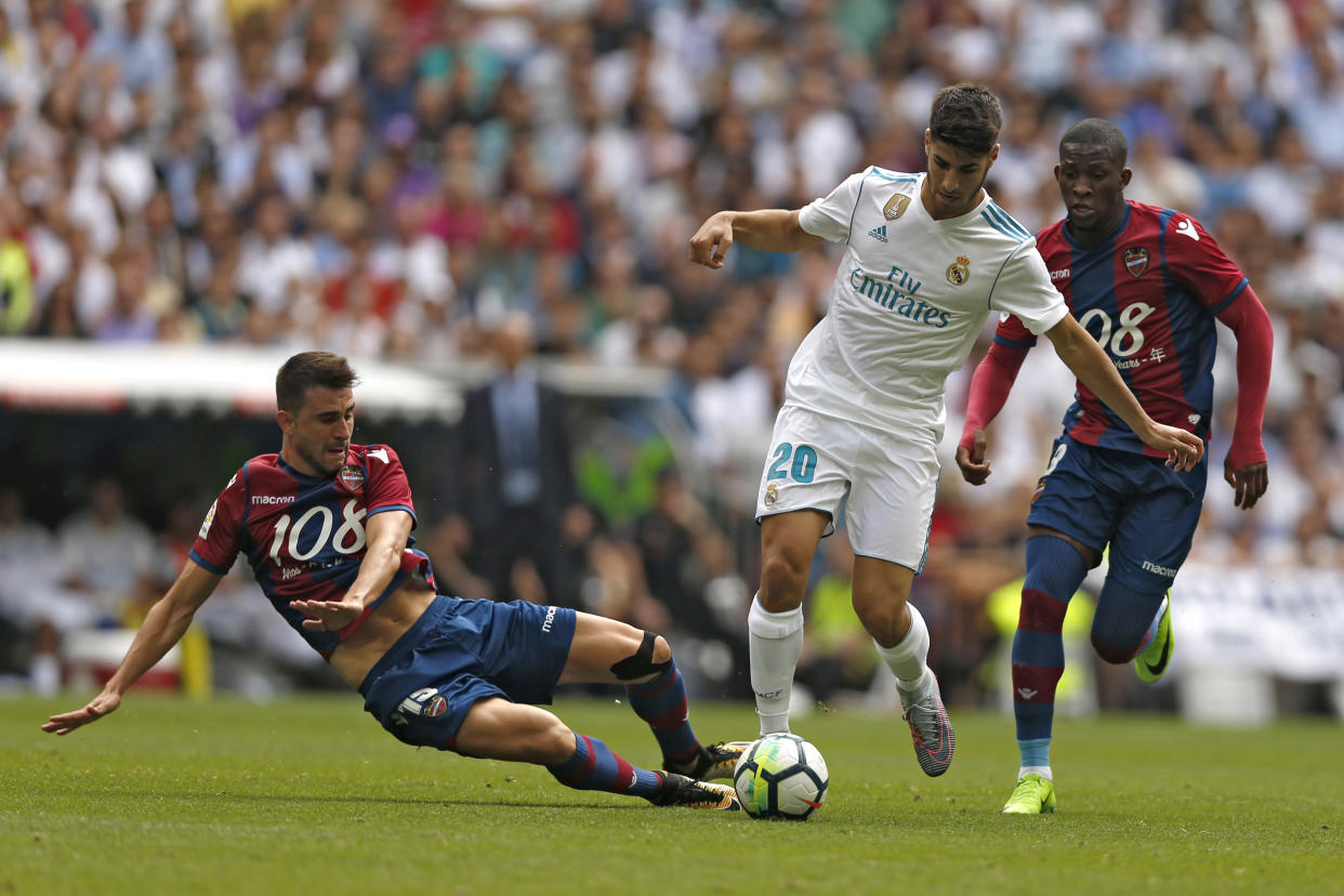 Marco Asensio (centro) desbordando a dos rivales durante el Real Madrid – Levante del pasado 9 de septiembre. (AP Photo/Francisco Seco)