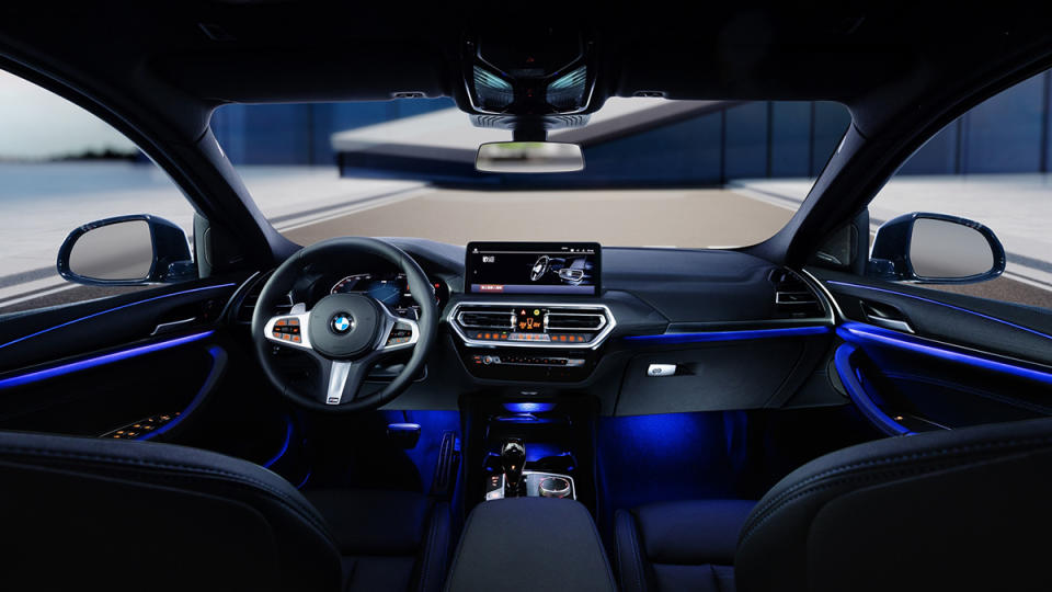 BMW X3與X4 xDrive20i 鉑金版內裝加上了M多功能真皮方向盤、黑色車內頂篷、鋁質刷紋飾板，以及harman / kardon高傳真音響系統。（圖／汎德提供）