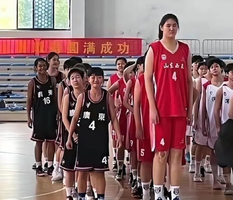 張子宇15歲已長到223公分，鶴立雞群。（圖／擷取自騰訊CBA微博）