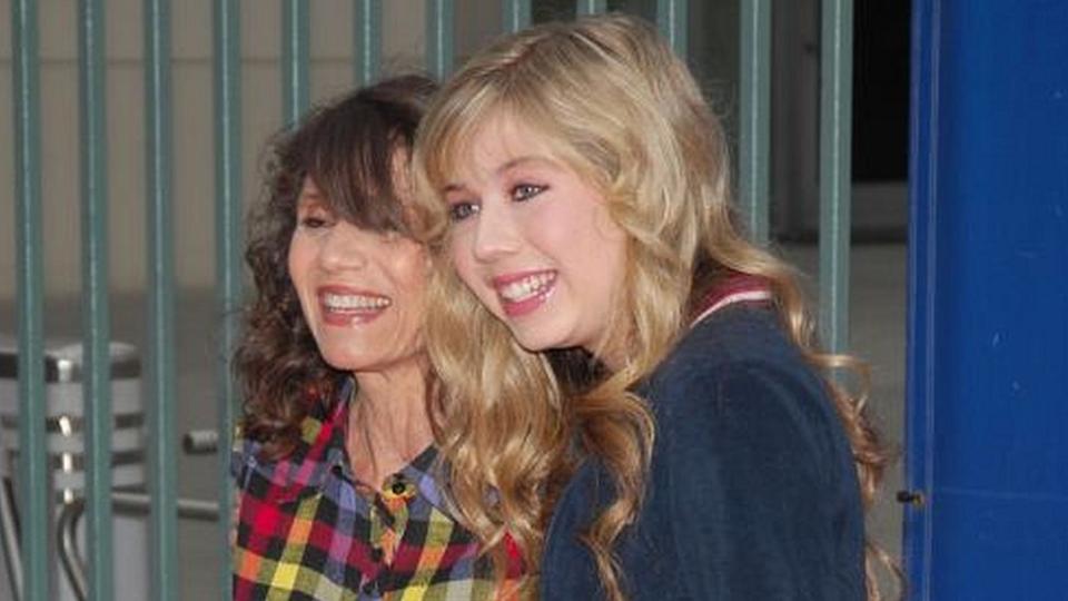 Jennette McCurdy con su madre Debra McCurdy en el IF/Revlon Walk for Women en el Memorial Coliseum de Los Ángeles, California, Estados Unidos, el 9 de mayo de 2009.