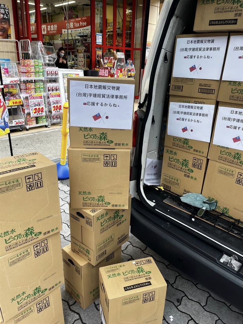 呂秋遠律師說，有個日本台商朋友主動到金澤捐贈並運送物資，也一起幫他運送為數不多的礦泉水與暖暖包給當地災民。（圖／翻攝自呂秋遠律師臉書）