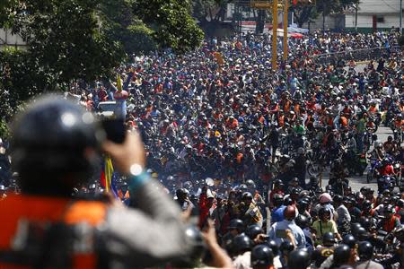 Thousands of motorcyclists drive during a protest against possible regulation and schedule bans as a measure to combat insecurity in Caracas January 31, 2014. REUTERS/Jorge Silva