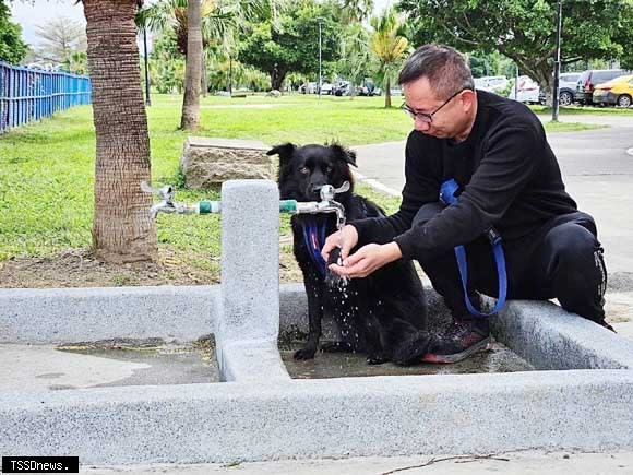 綠寶石寵物公園新設水龍頭，溜狗清潔很便利。(新北市高灘處提供)