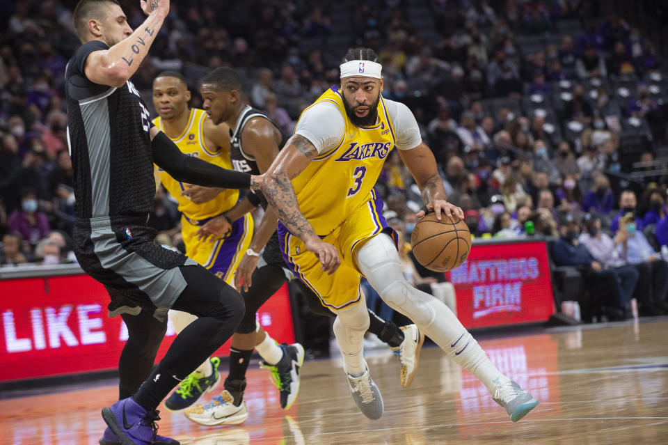 Sacramento Kings center Alex Len guards Los Angeles Lakers forward Anthony Davis (3) during the first quarter of an NBA basketball game in Sacramento, Calif., Tuesday, Nov. 30, 2021. (AP Photo/Randall Benton)