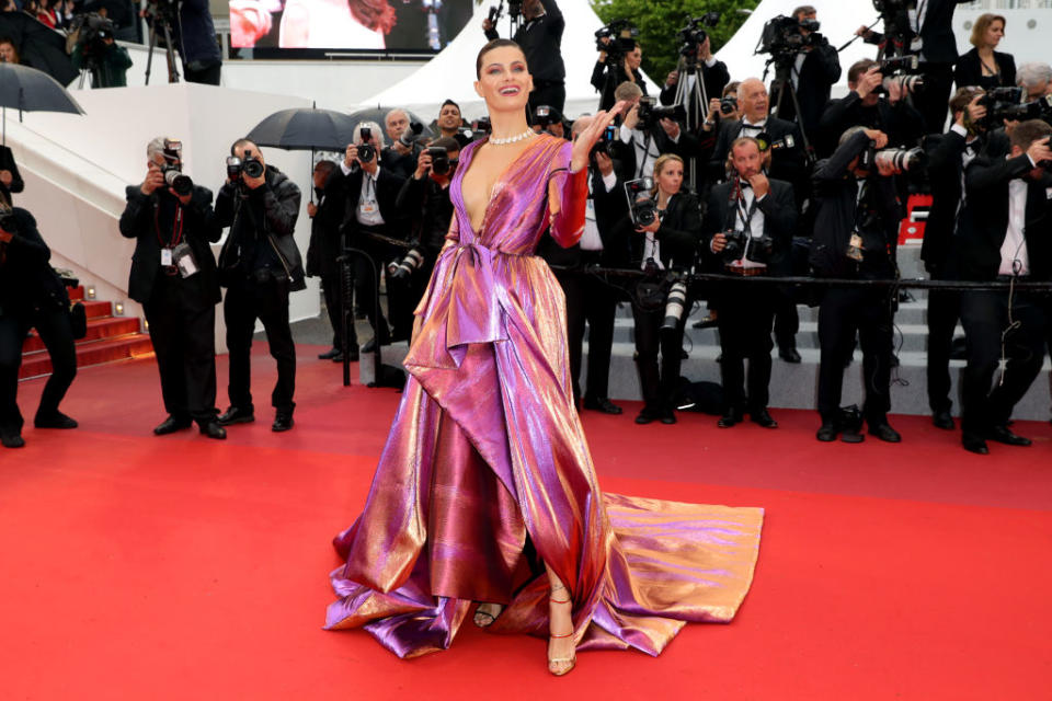 Venue assister à la projection du film, le mannequin Isabeli Fontana est arrivée sur le red carpet drapée dans une robe irisée au décolleté vertigineux.