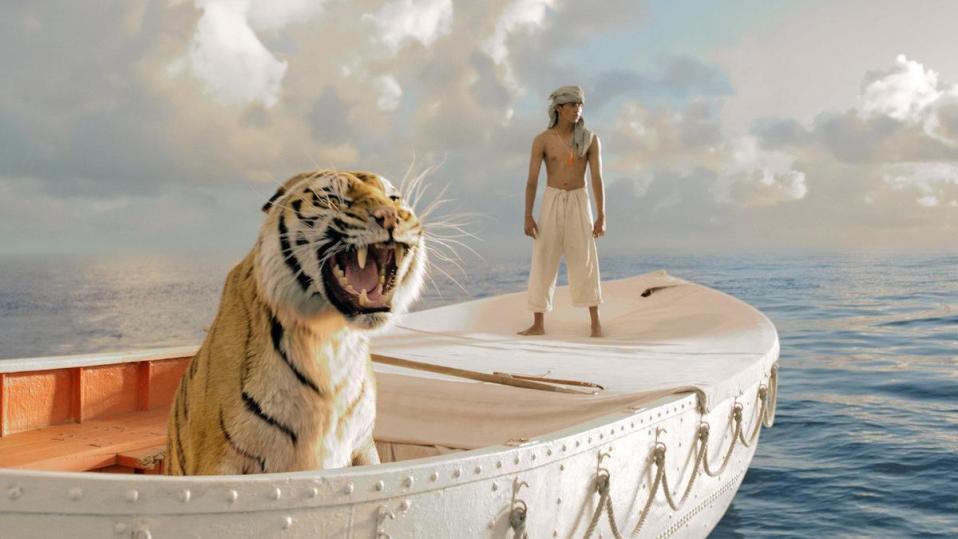 《少年Pi的奇幻漂流》描述少年與老虎同在船上度過長達227天的海上漂流，該片當年更榮獲4項奧斯卡獎。（迪士尼）