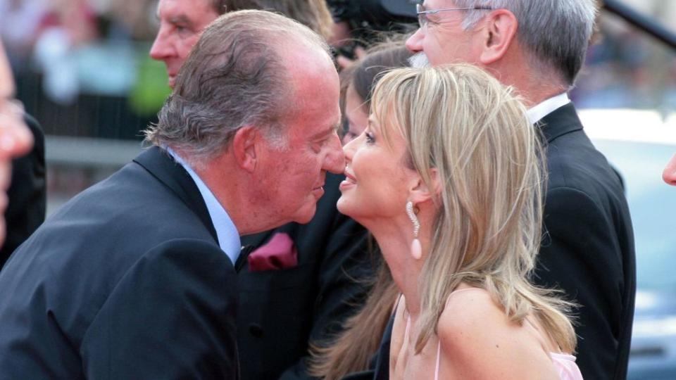 Don Juan Carlos, saludando a Corinna en una recepción oficial en 2006 (GTres).