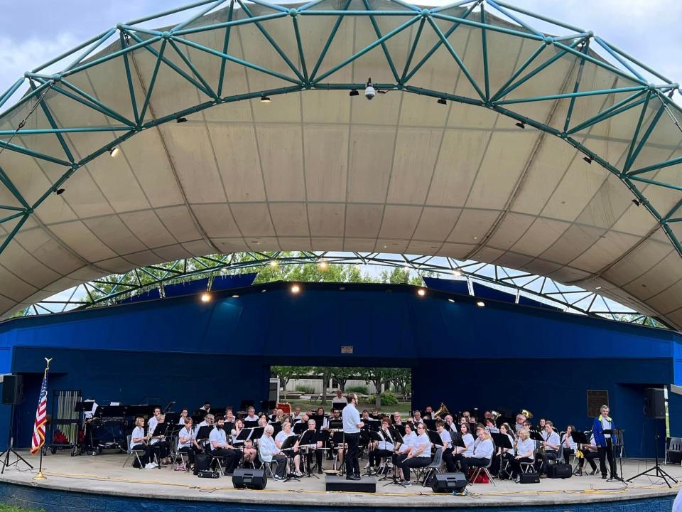 Oak Ridge Community Band presents its first outdoor concert of the year on Memorial Day, May 27. The concert is free.
