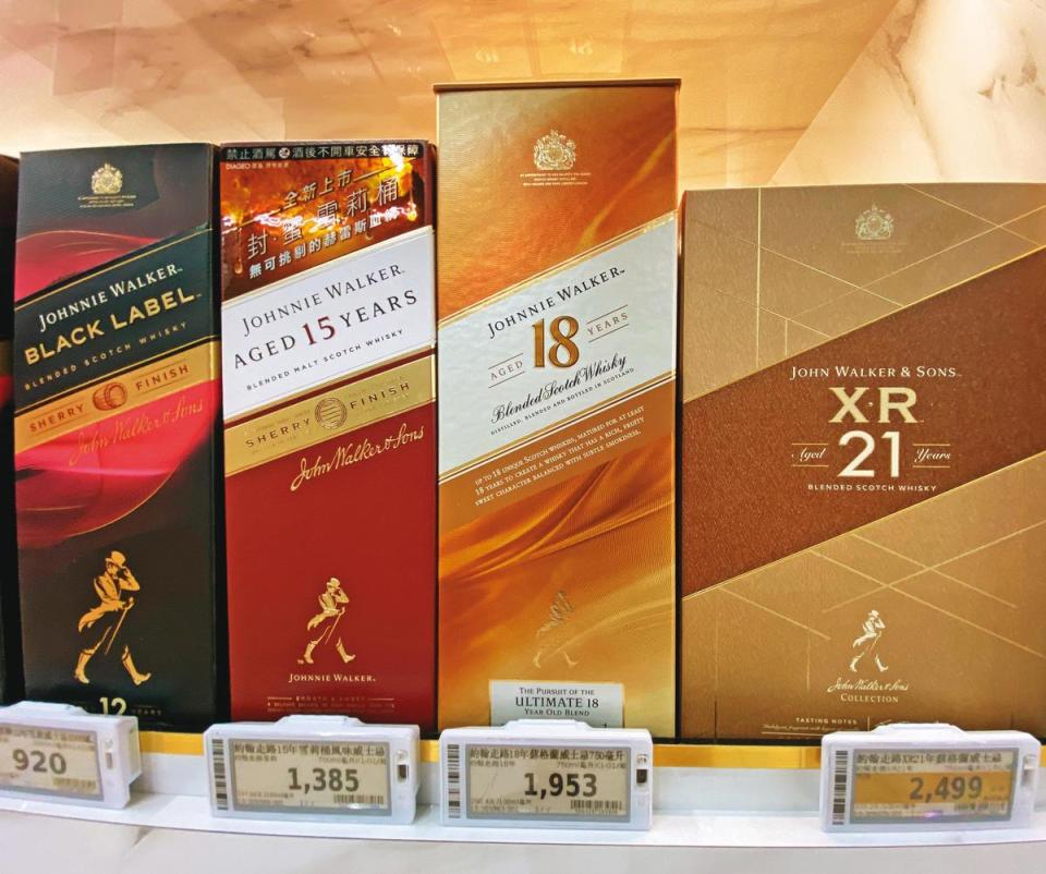 調和威士忌第一品牌Johnnie Walker新春禮盒，各種價位一應俱全，右起XR21、金牌18年、封．蜜雪莉15年、黑牌12年雪莉炸彈。