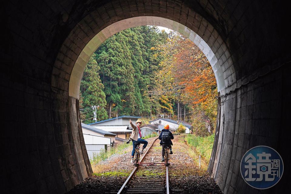 路途上會經過隧道、鄉鎮、鐵橋。