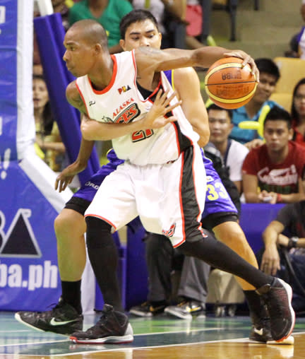 Alaska's Gabby Espinas beign defended by TNT's Ranidel De Ocampo. (PBA Images)