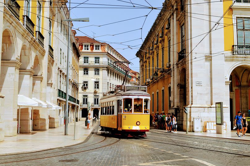 Die Route beginnt in Lissabon, einer sonnigen Stadt mit Kachelbauten und historischen Straßenbahnen.