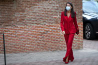 El rojo es uno de los colores favoritos de la <em>spanish royal</em> y no solo para sus vestidos. En la reunión del Patronato de la Residencia de Estudiantes nos lo demostró tras reciclar su sofisticado traje de Roberto Torretta. (Foto: Paolo Blocco / WireImage / Getty Images)