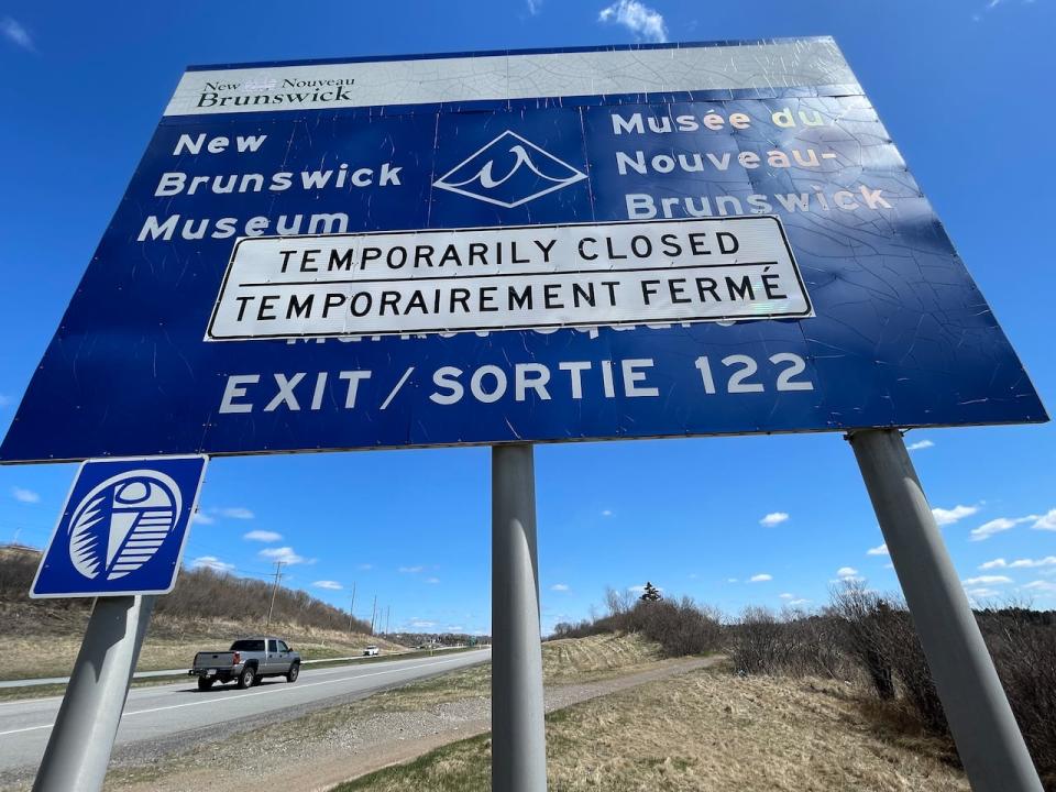 A highway sign entering Saint John announcing the New Brunswick museum is closed.  A new facility is not expected to be ready until 2026 although tourists in Europe are still being told they can visit.