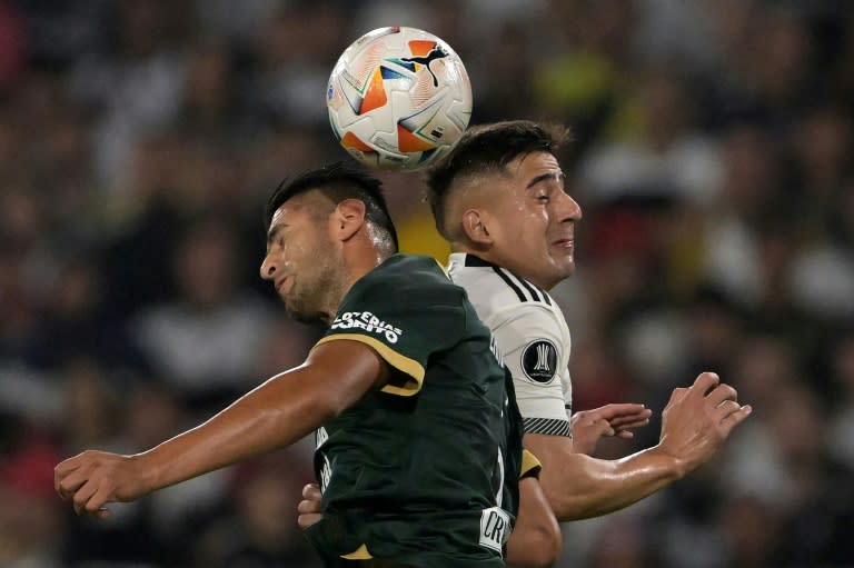 Carlos Zambrano (I), de Alianza Lima, y Guillermo Paiva, de Colo Colo, disputan la pelota durante un partido de la Copa Libertadores jugado en Santiago el 23 de abril de 2024 (Rodrigo ARANGUA)