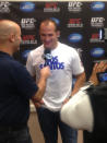 Junior dos Santos talks with the media. (Yahoo! Deportes)