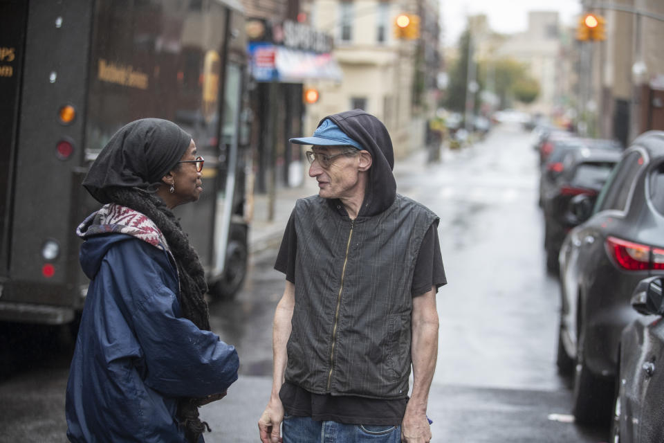 David Shohl speaks to a local resident who lives nearby the Crown Heights shelter where Shohl lives. (Photo: Gordon Donovan/Yahoo News)