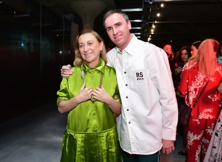 Los diseñadores de moda Miuccia Prada y Raf Simons, el 4 de mayo de 2018 en Nueva York (Sean Zanni)