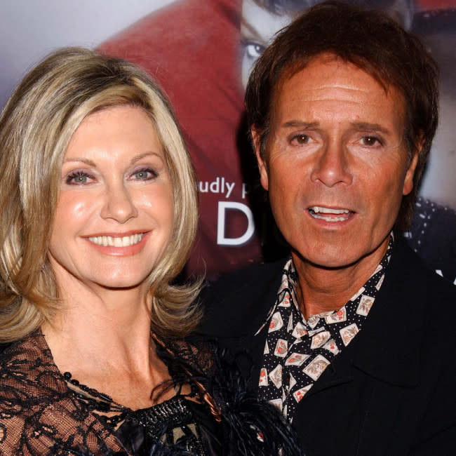 Cliff Richard extraña a la dulce alma de Olivia Newton-John credit:Bang Showbiz