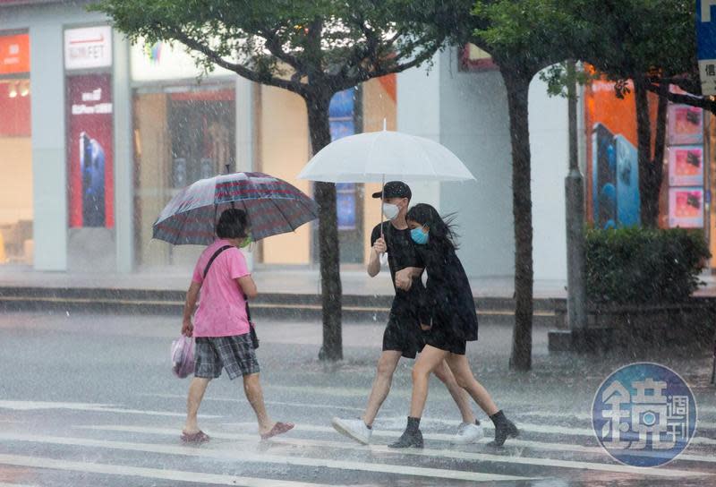 台灣附近水氣仍多，大氣不穩定，午後易有「強對流」發展，有「劇烈天氣」發生的機率。（本刊資料照）