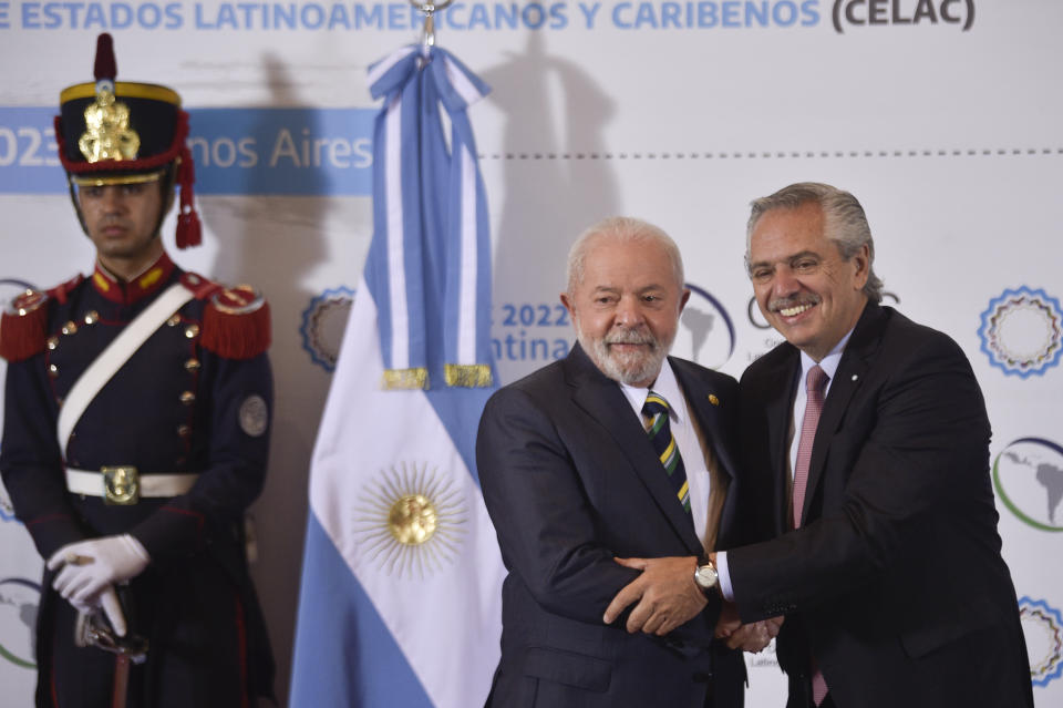 El presidente de Brasil, Luiz Inácio Lula da Silva, en el centro, y el presidente de Argentina, Alberto Fernández, posan para fotos durante la Cumbre de la Comunidad de Estados Latinoamericanos y Caribeños (CELAC) en Buenos Aires, Argentina, el martes 24 de enero de 2023. (AP Foto/Gustavo Garello)