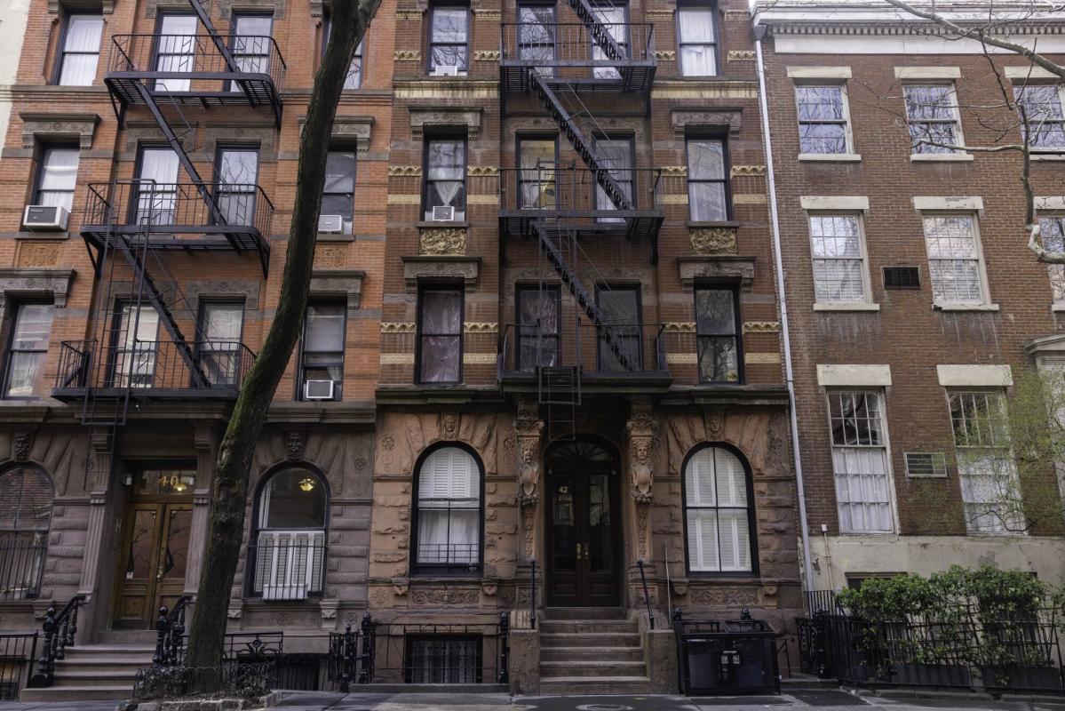 Average cost to rent New York City apartment up 18% over last year, report  finds - CBS New York