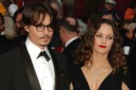 <b>Vanessa Paradis & Johnny Depp</b><br><br>„Liebe ist das stärkste und fragilste Gefühl zugleich“, philosophierte Vanessa Paradis (39) in einem Interview mit der „Haper’s Bazaar“ – und spielte damit wohl ein wenig auf ihre gescheiterte Beziehung mit Hollywood-Star Johnny Depp (49) an. Nach 14 Jahren wilder Ehe trennten sich die beiden Schauspieler im Juni. Danach ging es… (Bild: ddp Images)