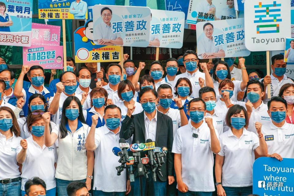 張善政1日在多名國民黨籍民代陪同下，正式登記參選桃園市長。（翻攝張善政臉書）