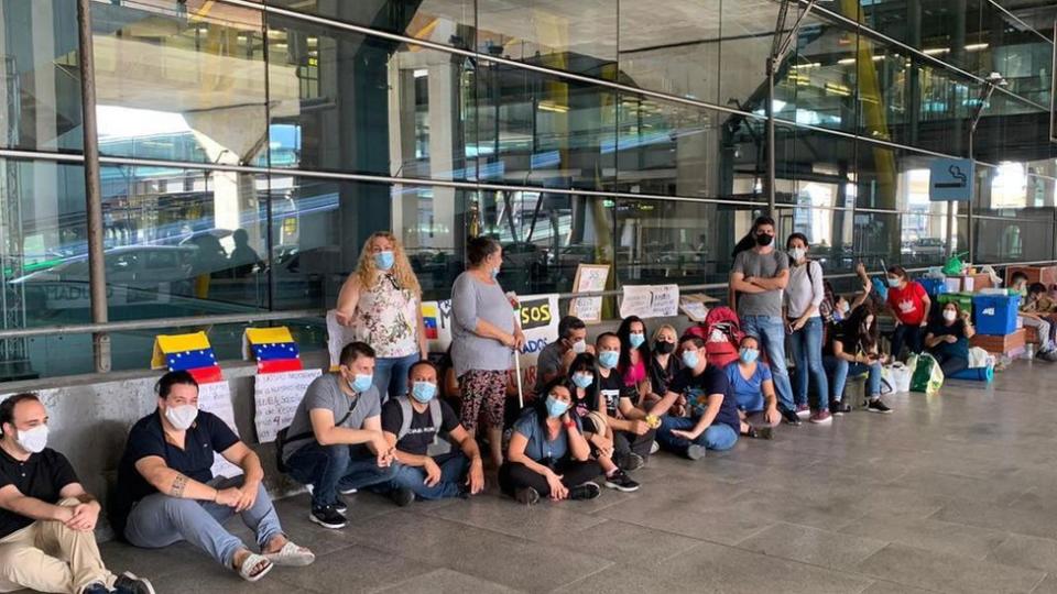 Venezolanos en las inmediaciones del aeropuerto Adolfo Suárez Madrid-Barajas.