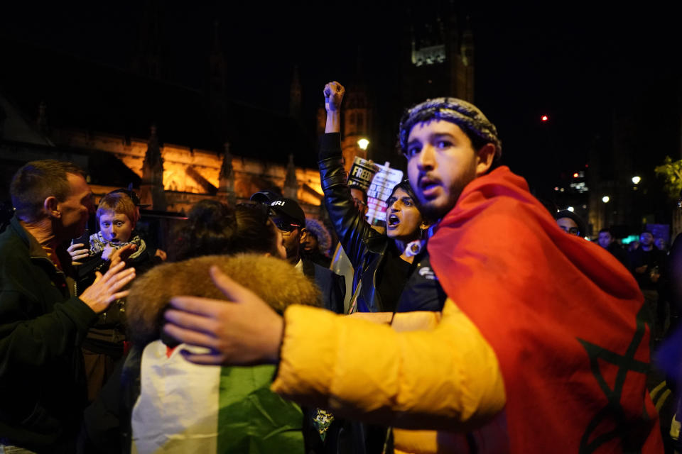 Manifestantes lanzan consignas durante una marcha propalestinos en la Plaza del Parlamento, en Londres, el sábado 11 de noviembre de 2023. (AP Foto/Alberto Pezzali)