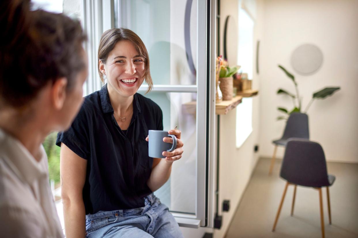 Mit Fachentwicklungs- und „Wie läuft’s?”-Gesprächen haltet ihr Mitarbeiter, die sonst zur Konkurrenz wechseln. - Copyright: Getty Images / Oliver Rossi