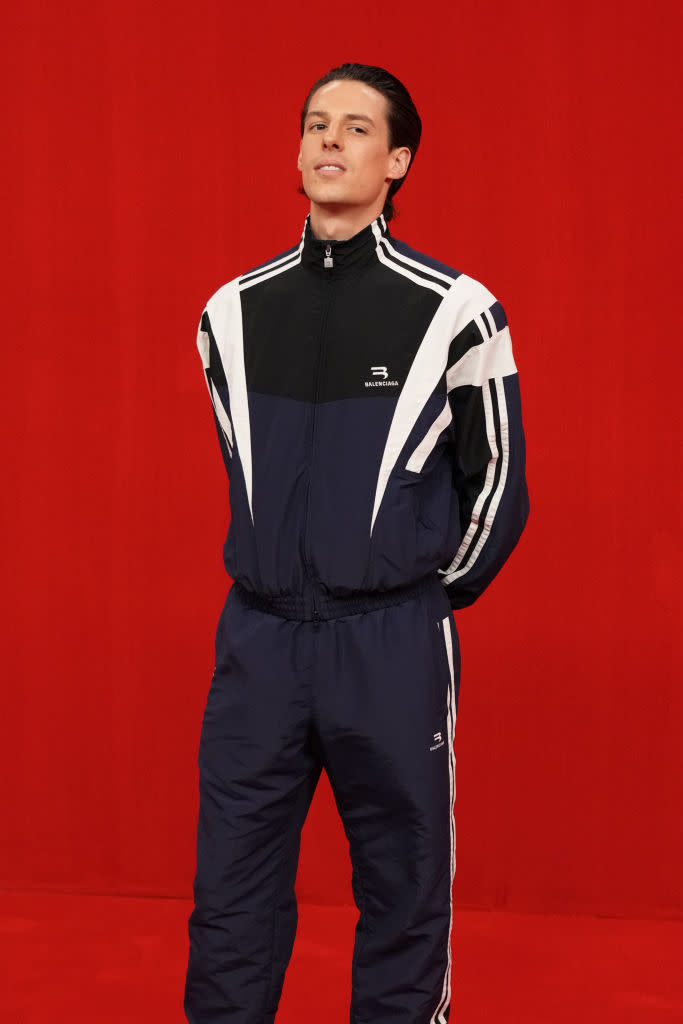 <p>C’est un look sportswear de la collection PE 2022 qu’a présenté le danseur étoile français. Après quelques pirouettes sur le tapis rouge de l’avant-première organisée par Balenciaga, il a rejoint la salle du théâtre du Châtelet pour assister à une projection exclusive. © Getty Images</p> 