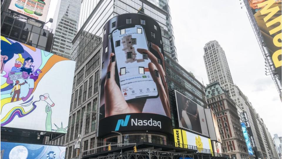 Pantalla de Nasdaq con la imagen de un teléfono celular.