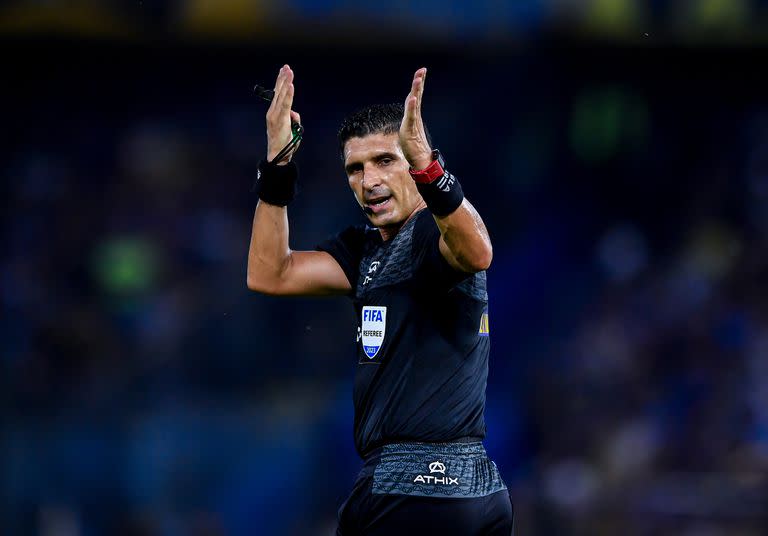 Andrés Merlos dirigirá el próximo Boca vs. River; la carrera del mendocino de 42 años en el arbitraje argentino y el internacional está llena de controversias.