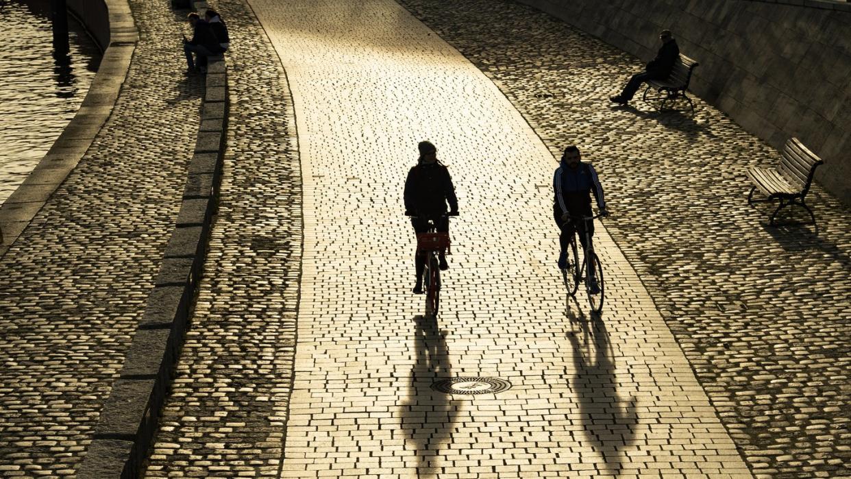 Statt Bus oder Bahn: Das Fahrrad ist in Corona-Zeiten das bessere Fortbewegungsmittel. Auch soziale Kontakte hält man lieber auf zwei Meter Abstand.