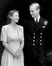 <p>Huit ans après leur rencontre, Elizabeth II et le prince Philip annoncent leurs fiançailles, en 1947.</p><br>