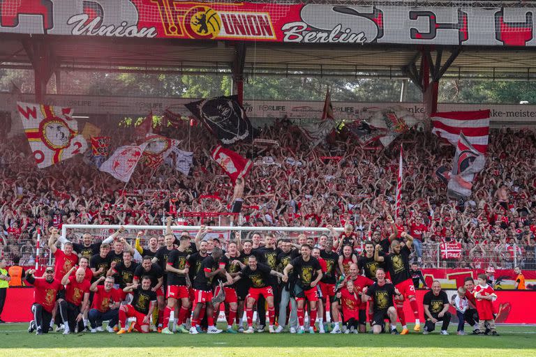 La felicidad de todo el plantel de Unión berlin y de sus hinchas, tras la histórica clasificación a la Champions League (@fcunion_es)