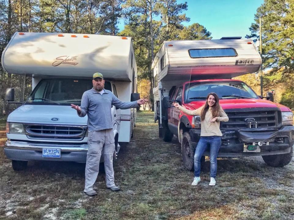 Chris steht vor dem aktuellen Wohnmobil, während Lindsay vor der früheren roten Pritsche mit Wohnkabine steht. Das Paar hat das rote Wohnmobil verkauft, um das weiße Wohnmobil zu kaufen. - Copyright: Called to Wander