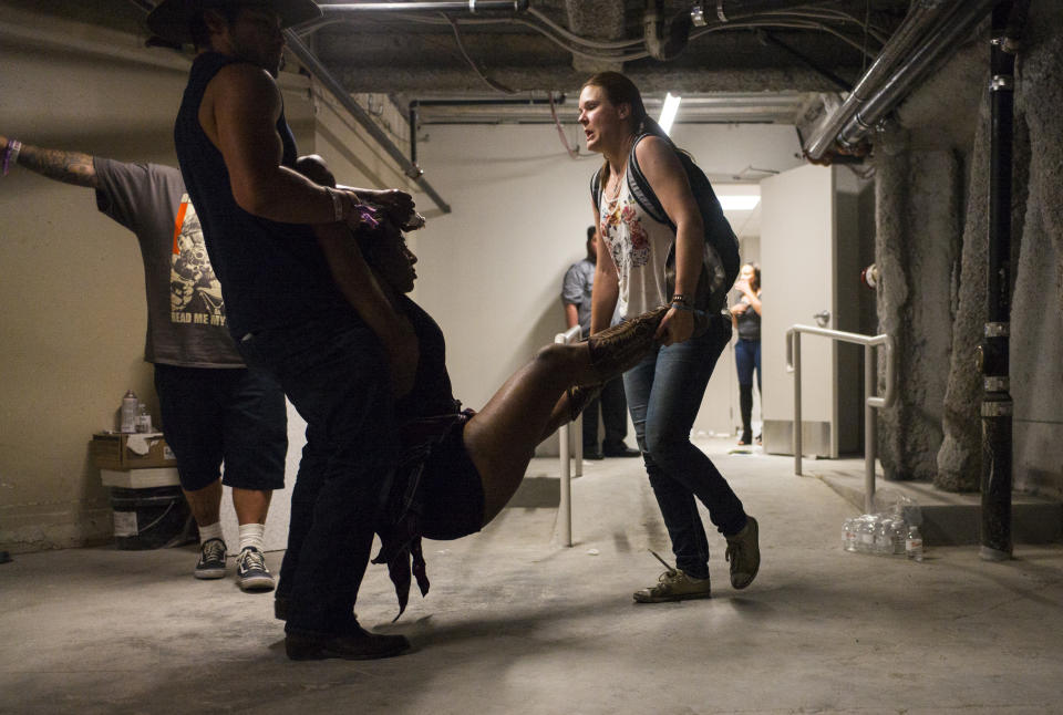 <p>People assist a wounded woman at the Tropicana during an active shooter situation on the Las Vegas Stirp in Las Vegas, Oct. 1, 2017. (Photo: Chase Stevens/Las Vegas Review-Journal via AP) </p>