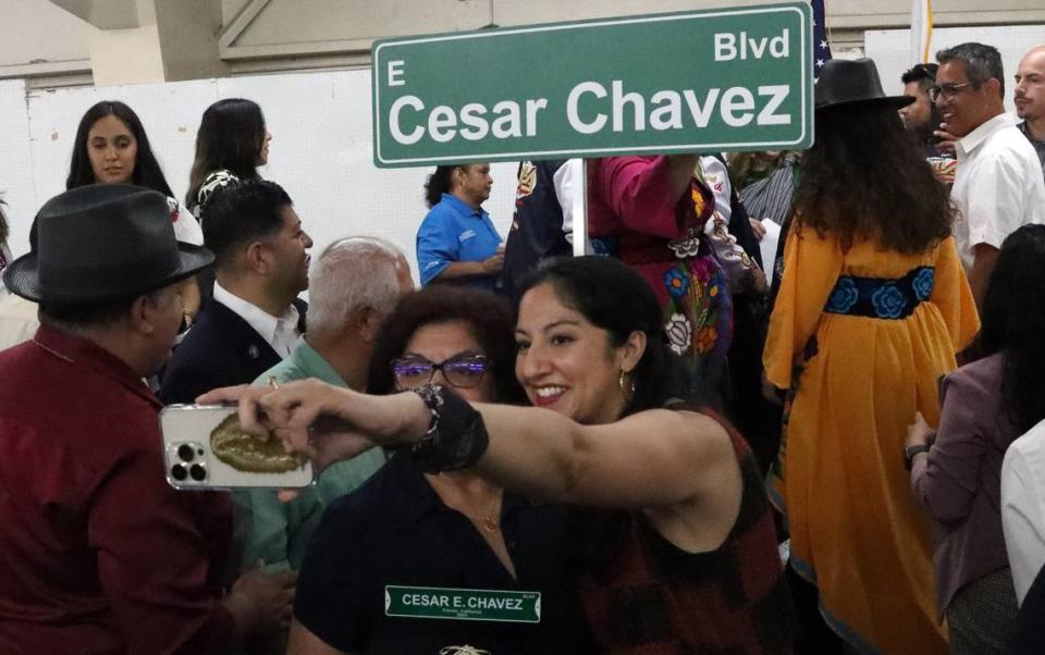 La directora ejecutiva de Arte Américas, Arianna Paz Chávez, y su madre, Lilia Gonzales-Chávez, se toman una selfie durante la celebración del cambio de nombre de Kings Canyon y otras dos calles en honor del icono de los trabajadores agrícolas César E. Chávez. La celebración tuvo lugar en el recinto ferial de Fresno, el 10 de junio de 2023.