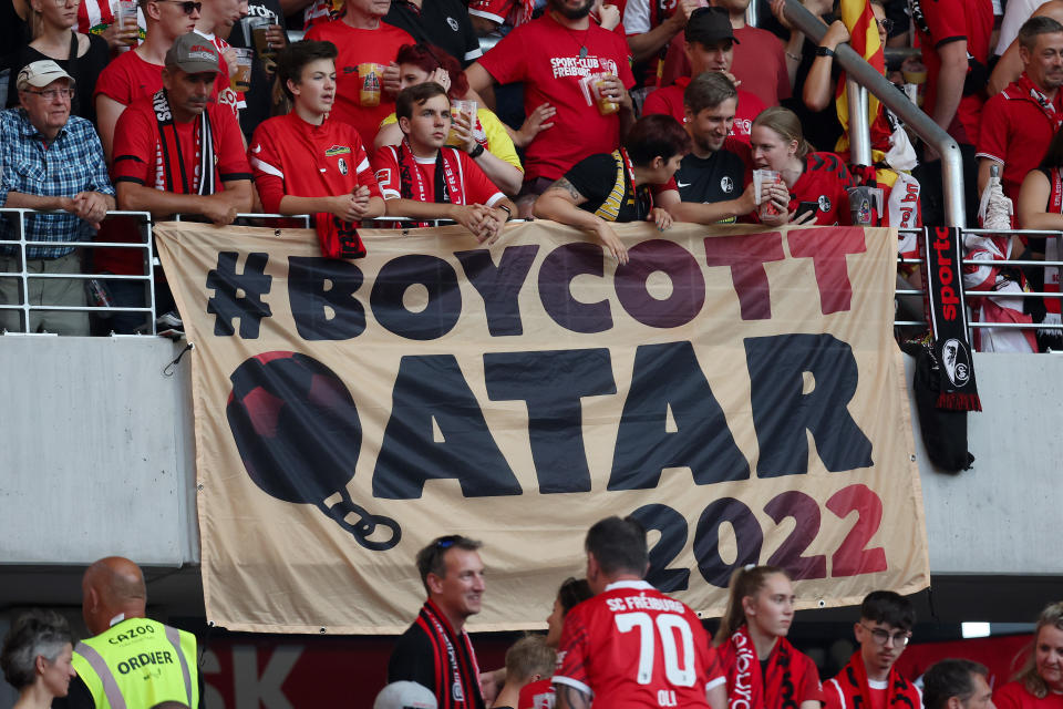 Fanáticos de SC Freiburg con una pancarta que dice '