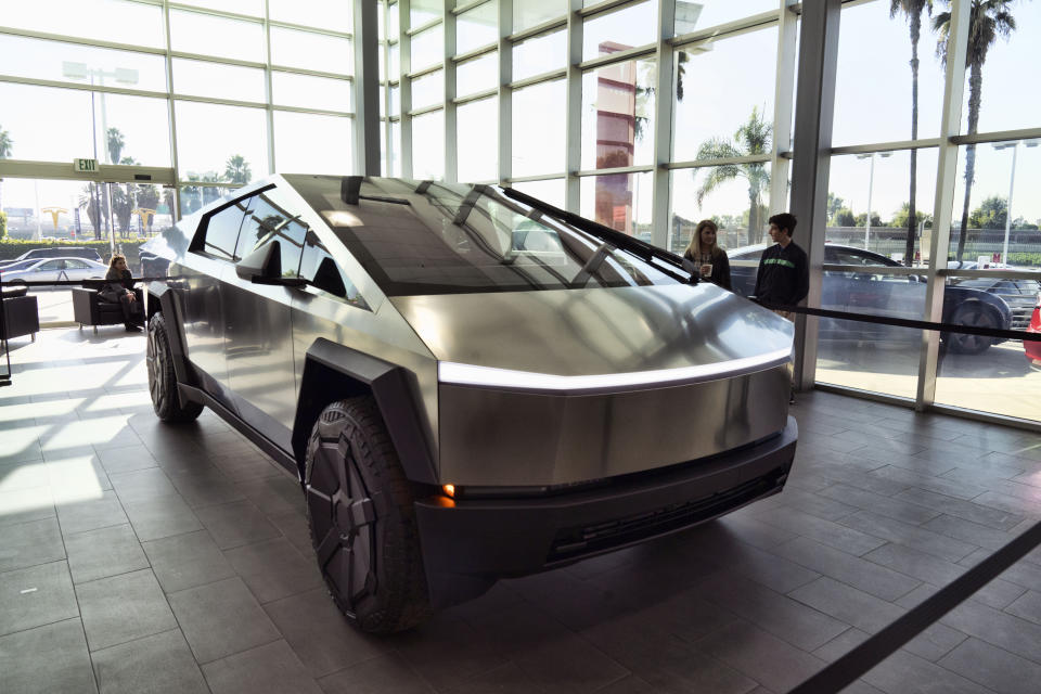 Un Tesla Cybertruck se exhibe en la sala de exposición de Tesla en Buena Park, California, el domingo 3 de diciembre de 2023. Con problemas de fabricación aún por resolver, Tesla ha entregado la primera docena de sus camionetas Cybertruck futuristas a los clientes. (Foto AP/Richard Vogel)