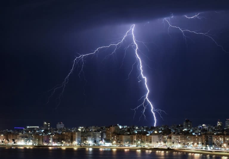 Eclair pendant un orage à Montevideo, le 27 août 2022  (AFP - Mariana SUAREZ)