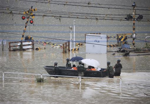 日本九州南部暴雨成災，熊本縣雨量更是破紀錄，處處都可見有人被洪水困住。（圖／美聯社／達志影像）