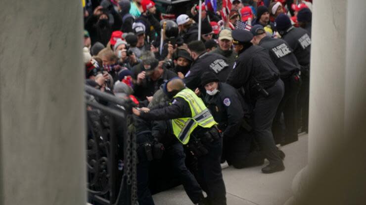 Die Demonstranten lassen sich nicht mehr aufhalten. Foto: dpa