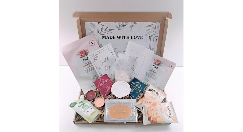 Deluxe Spa Pamper Package For Her (GiftBoxBySimona/Etsy)